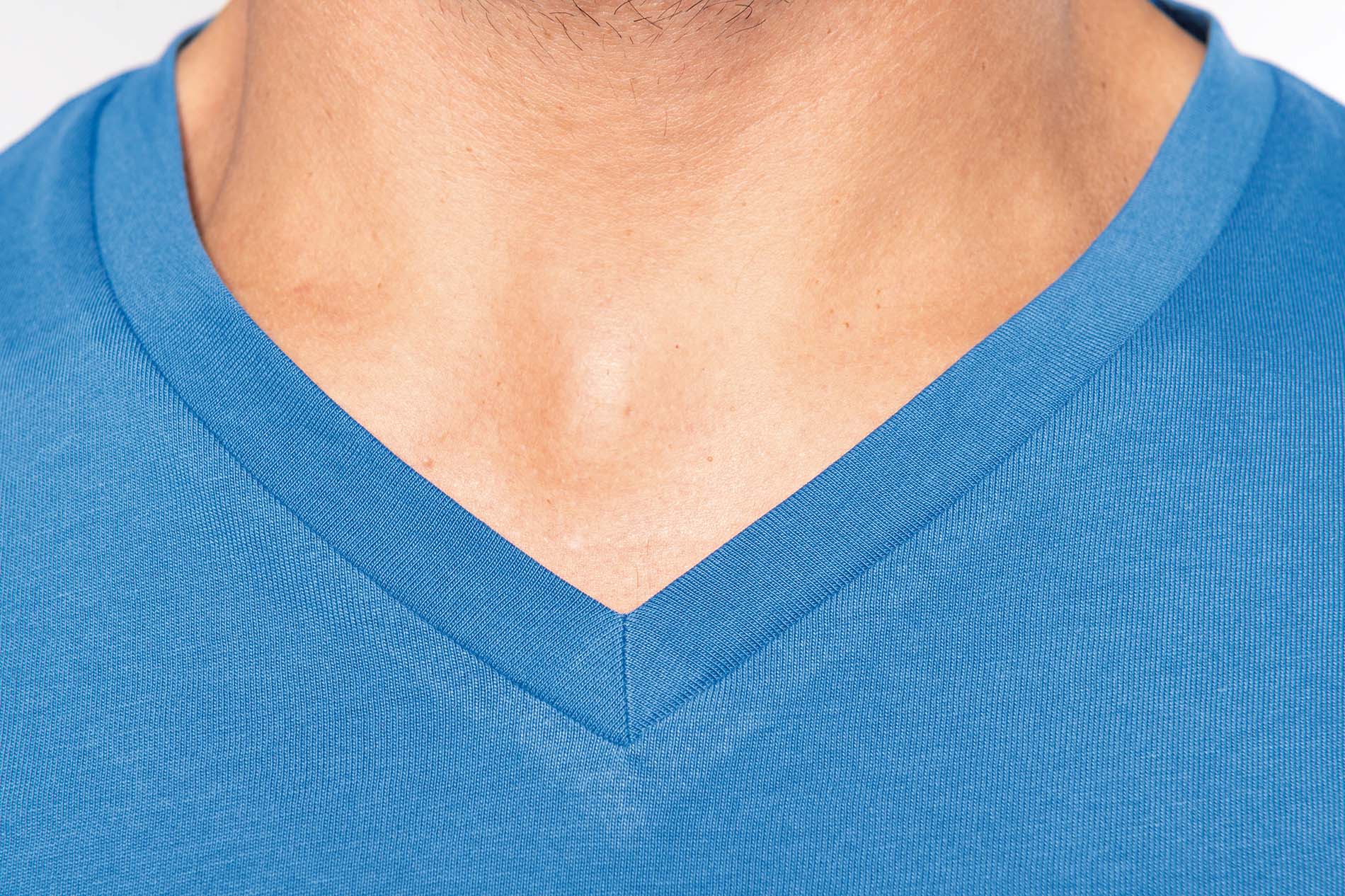 Men's short-sleeved V-neck T-shirt - Image 4